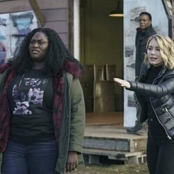 Danielle Brooks y Jennifer Holland en 1x03 titulado 'Más Vale un Goff Muerto' de 'El Pacificador'