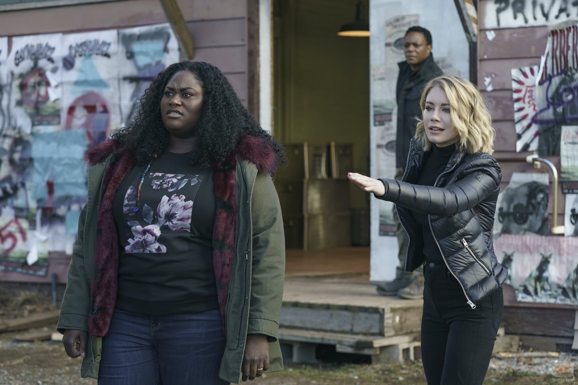 Danielle Brooks y Jennifer Holland en 1x03 titulado 'Más Vale un Goff Muerto' de 'El Pacificador'