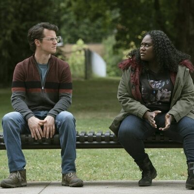 Danielle Brooks y Freddie Stroma en Capítulo 4 titulado 'El Miembro Menos Transitado' de 'El Pacificador'