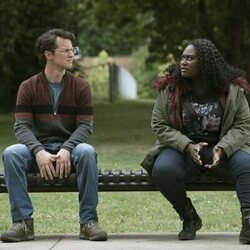 Danielle Brooks y Freddie Stroma en Capítulo 4 titulado 'El Miembro Menos Transitado' de 'El Pacificador'