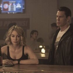 John Cena y Jennifer Holland en el 1x04 de 'Peacemaker'