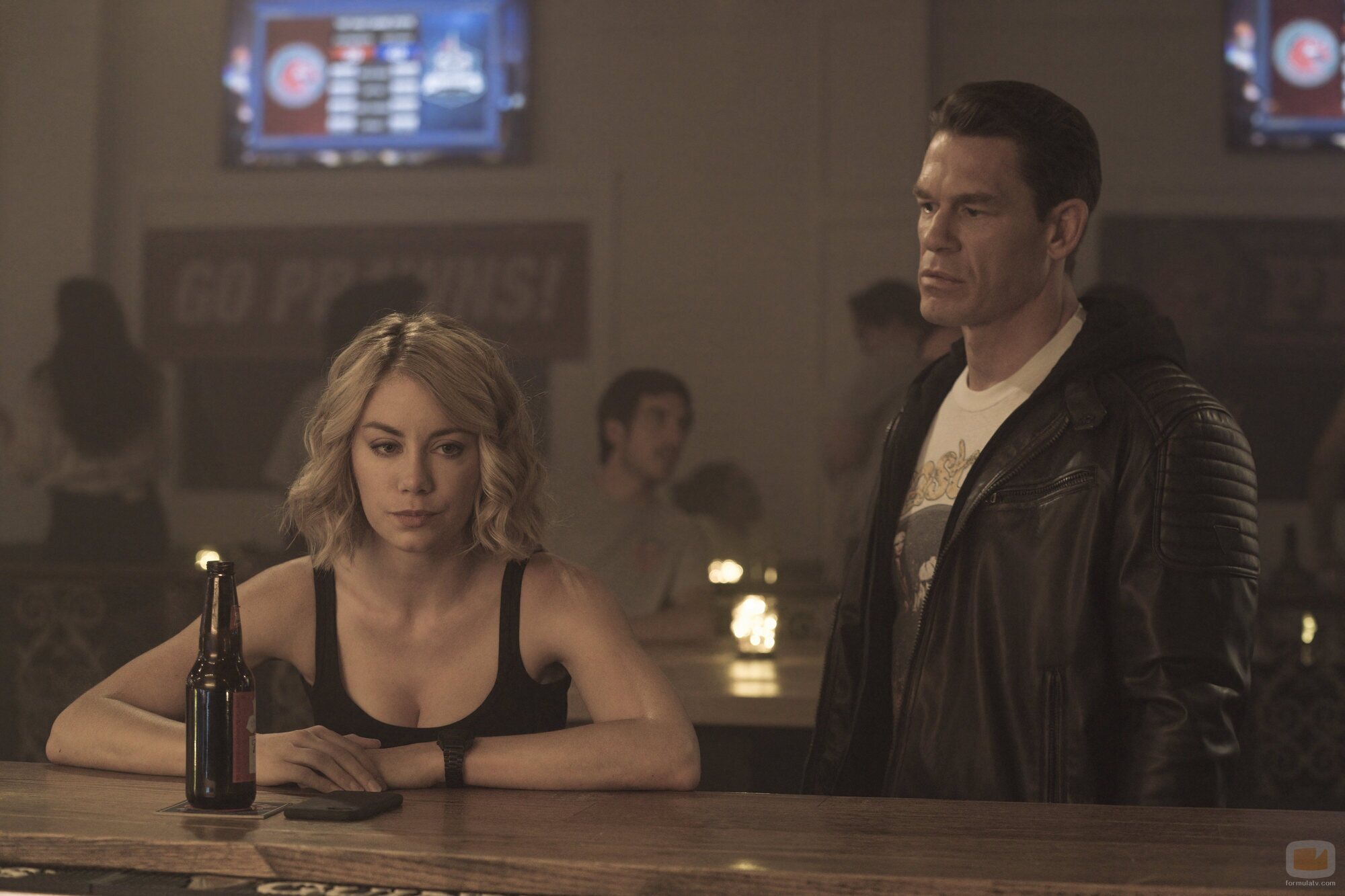 John Cena y Jennifer Holland en el 1x04 de 'Peacemaker'