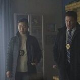 Lochlyn Munro y Annie Chang en 1x05 titulado 'Todo Está Bien' de 'El Pacificador'