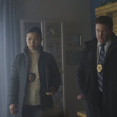 Lochlyn Munro y Annie Chang en 1x05 titulado 'Todo Está Bien' de 'El Pacificador'