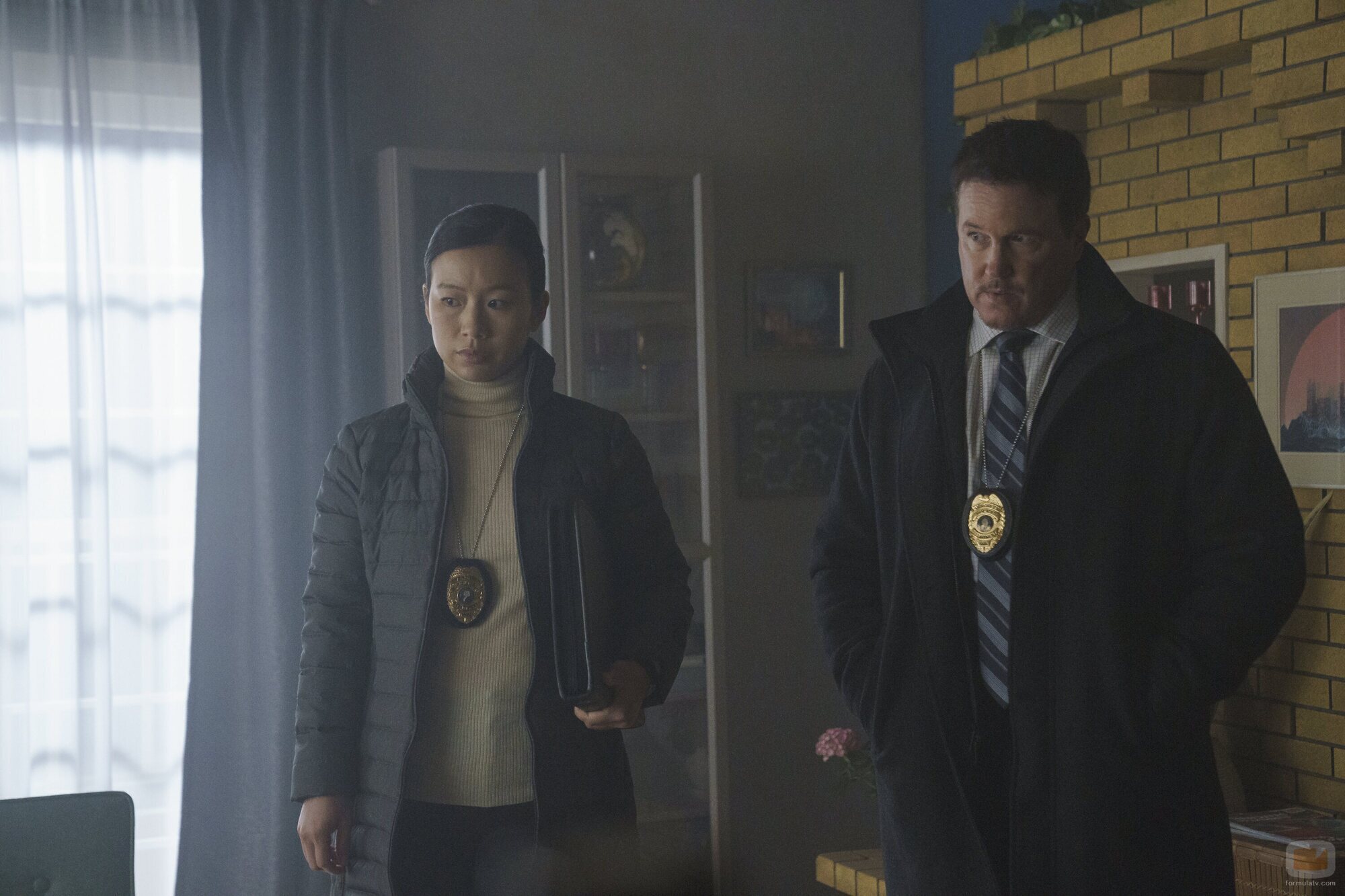 Lochlyn Munro y Annie Chang en 1x05 titulado 'Todo Está Bien' de 'El Pacificador'