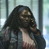 Danielle Brooks y Chukwudi Iwuji en 1x07 'No Arrastres Mi Corazón, Dragón' de 'El Pacificador'