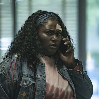 Danielle Brooks y Chukwudi Iwuji en 1x07 'No Arrastres Mi Corazón, Dragón' de 'El Pacificador'