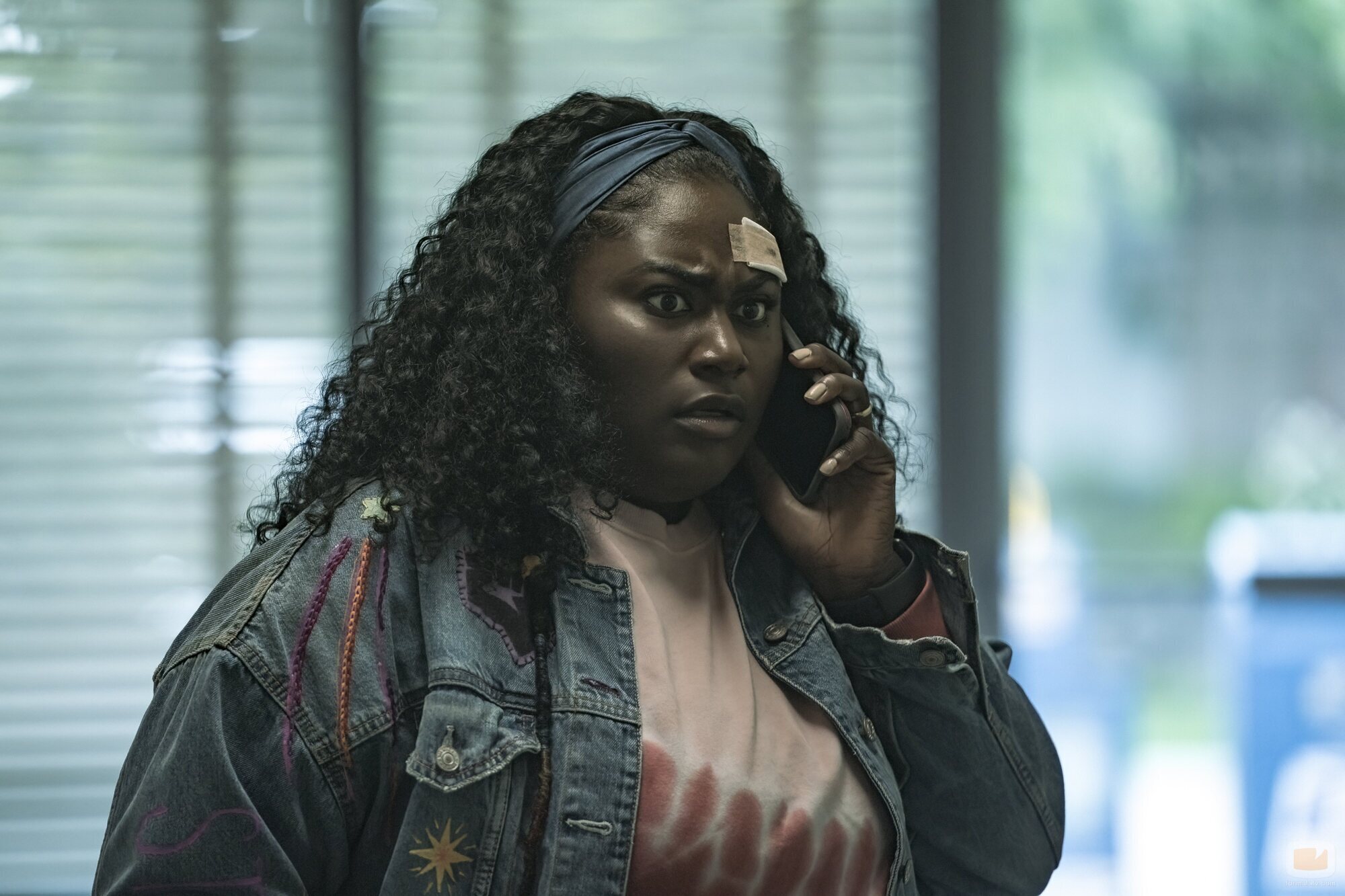 Danielle Brooks y Chukwudi Iwuji en 1x07 'No Arrastres Mi Corazón, Dragón' de 'El Pacificador'
