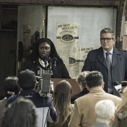 Robert Patrick y Danielle Brooks en 1x08 titulado 'Es Vaca O Nunca' de 'El Pacificador'