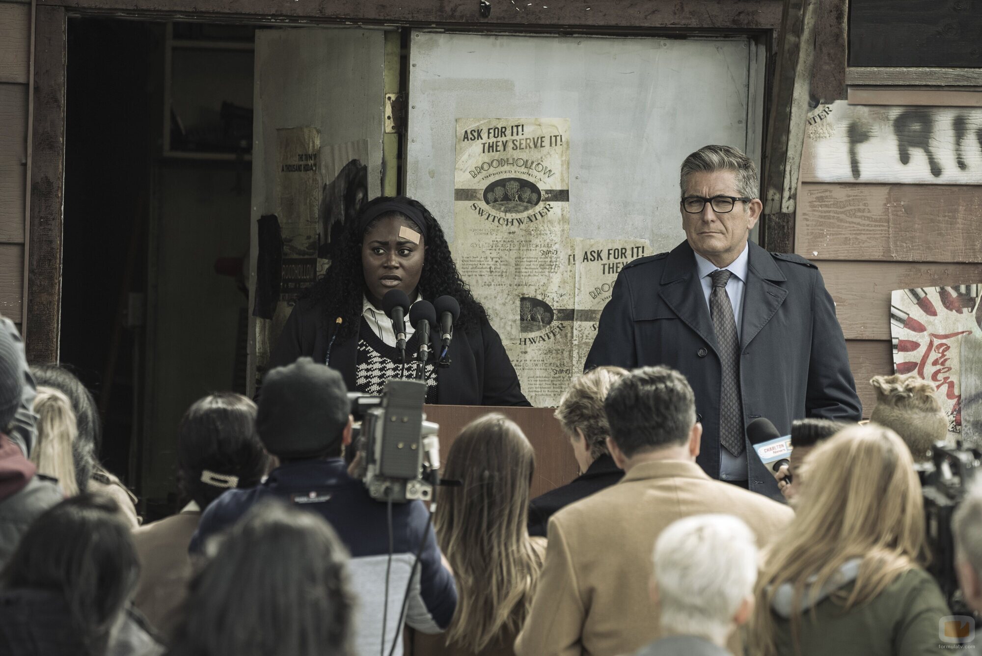 Robert Patrick y Danielle Brooks en 1x08 titulado 'Es Vaca O Nunca' de 'El Pacificador'