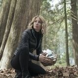 Still de Jennifer Holland en el 1x08 de 'El Pacificador'