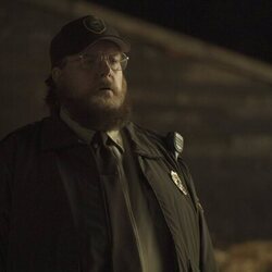 Steve Agee en la temporada 1 y el capítulo 08 de 'El Pacificador'