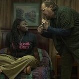 Danielle Brooks y Steve Agee en el 2x01 de 'El Pacificador'