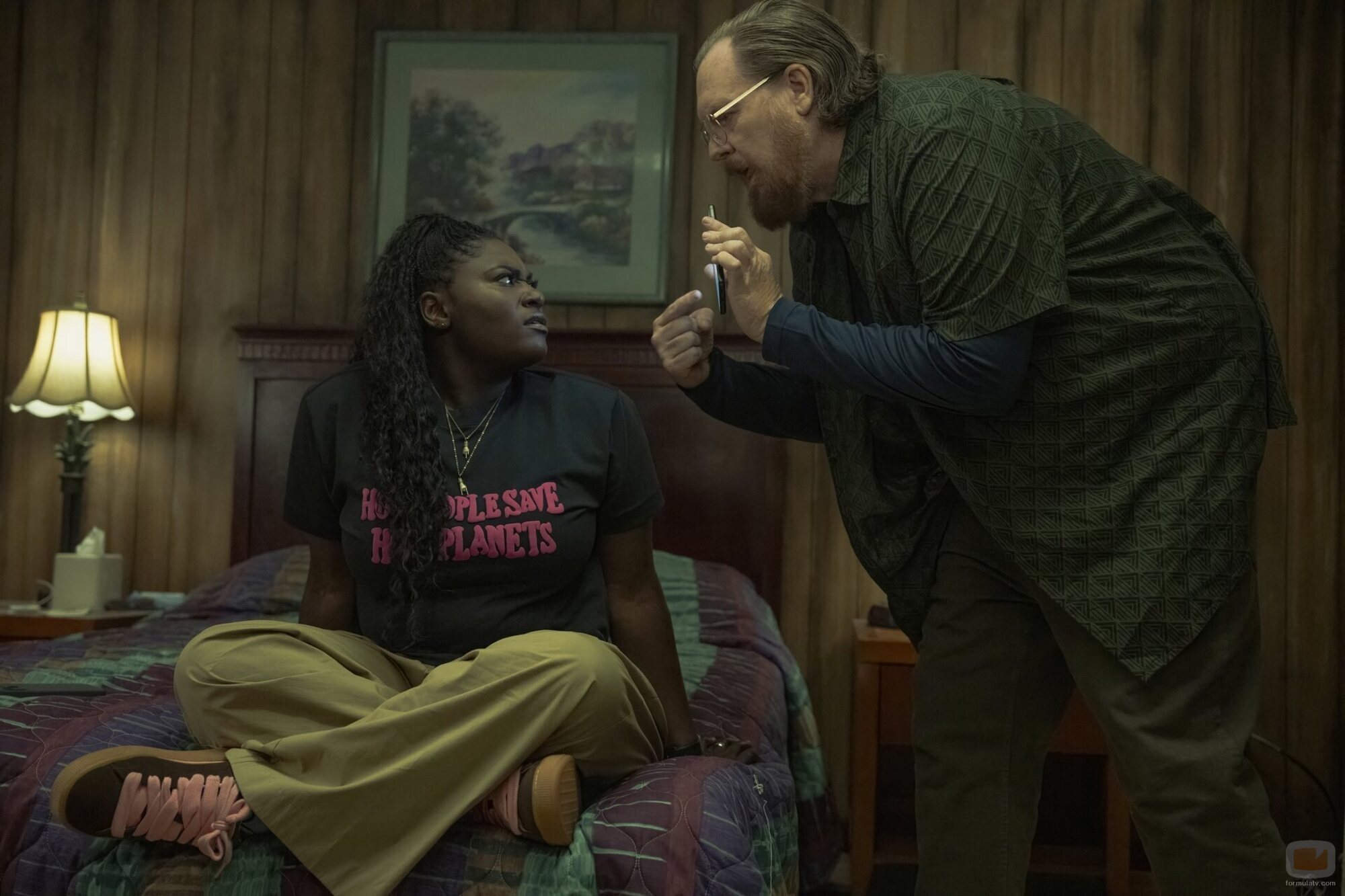 Danielle Brooks y Steve Agee en el 2x01 de 'El Pacificador'