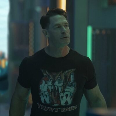 Escena de John Cena en 'Los lazos que muelen' de 'El Pacificador'
