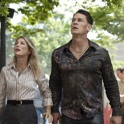 John Cena y Jennifer Holland en el 2x03 de 'Peacemaker'