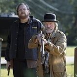 Michael Rooker y Steve Agee en el 2x04 de 'El Pacificador'