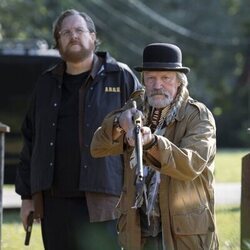 Michael Rooker y Steve Agee en el 2x04 de 'El Pacificador'