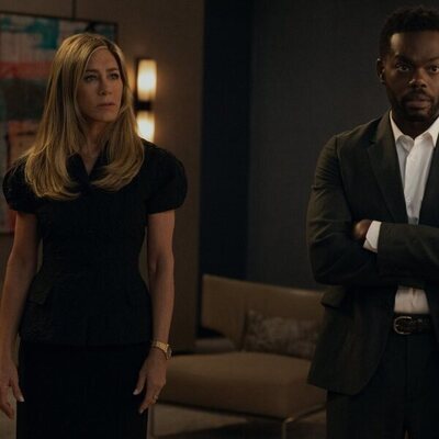 Jennifer Aniston y William Jackson Harper en el 4x01 de 'The Morning Show'