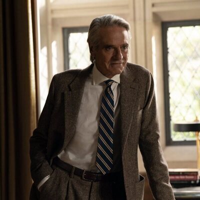 Jeremy Irons en 4x01 titulado 'Imperio romano' de 'The Morning Show'