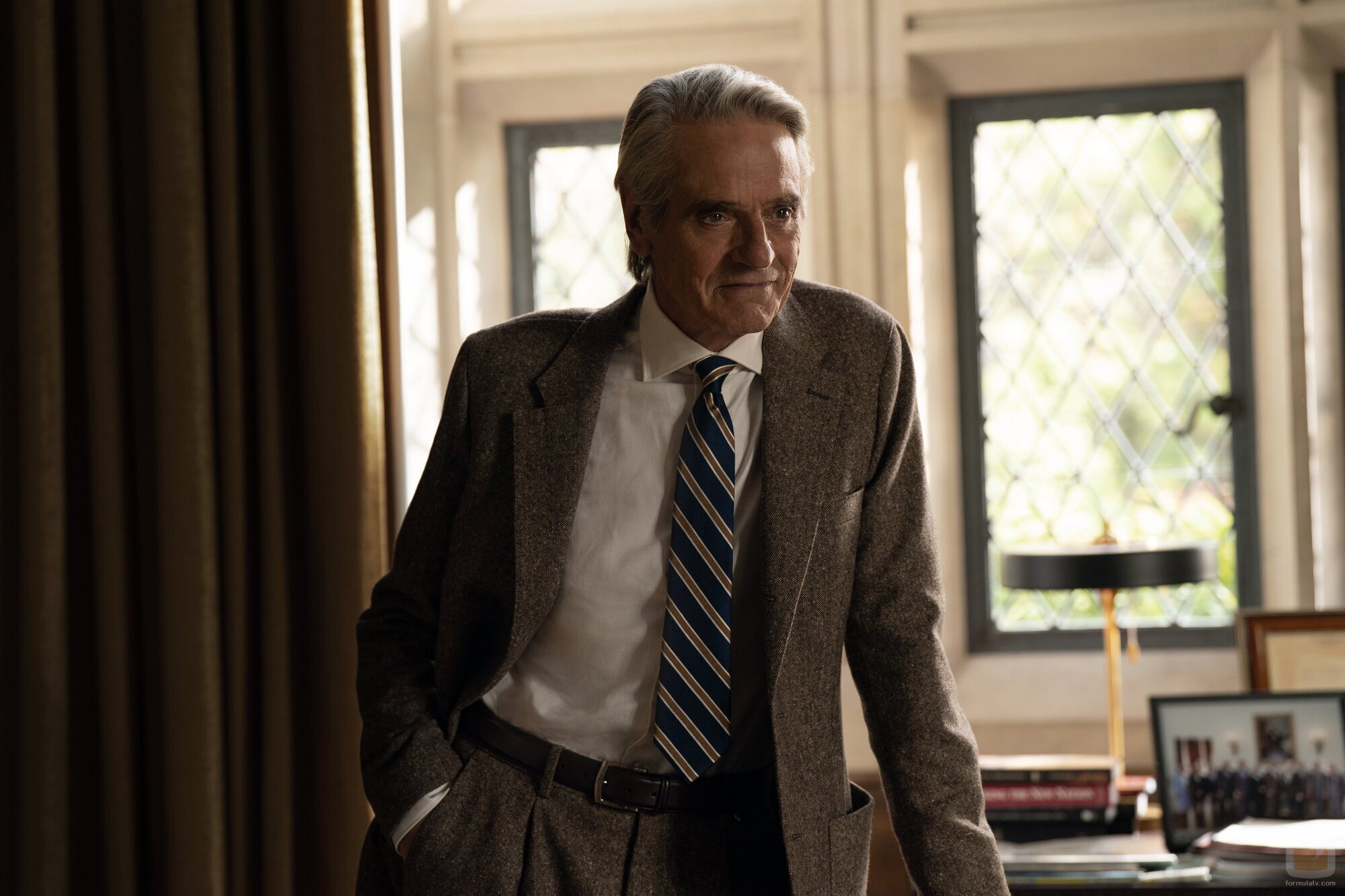 Jeremy Irons en 4x01 titulado 'Imperio romano' de 'The Morning Show'