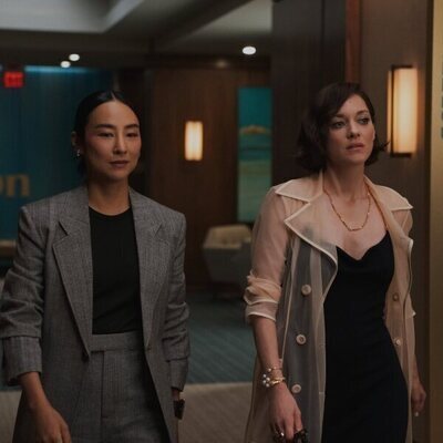 Greta Lee y Marion Cotillard en 'Imperio romano' de 'The Morning Show'