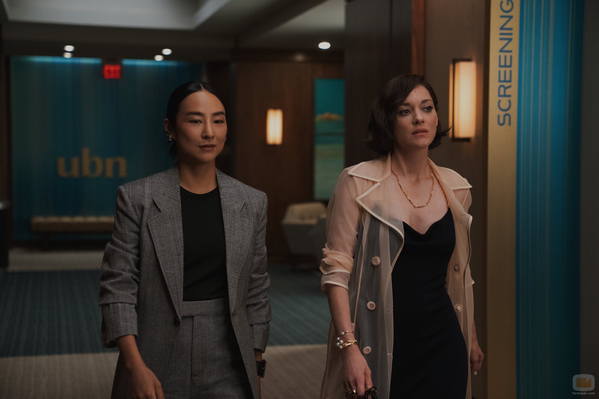 Greta Lee y Marion Cotillard en 'Imperio romano' de 'The Morning Show'