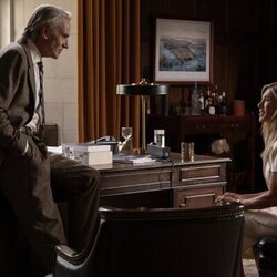 Jennifer Aniston y Jeremy Irons en 4x01 titulado 'Imperio romano' de 'The Morning Show'