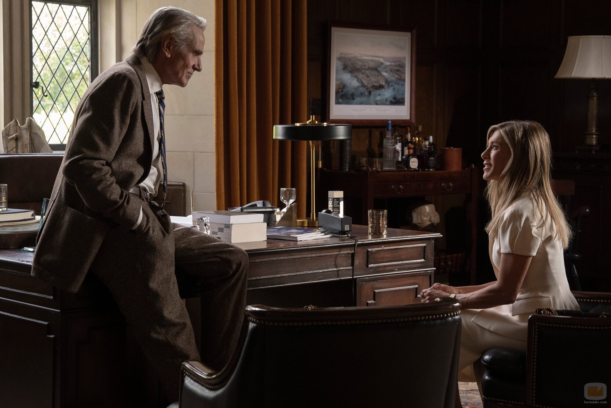 Jennifer Aniston y Jeremy Irons en 4x01 titulado 'Imperio romano' de 'The Morning Show'