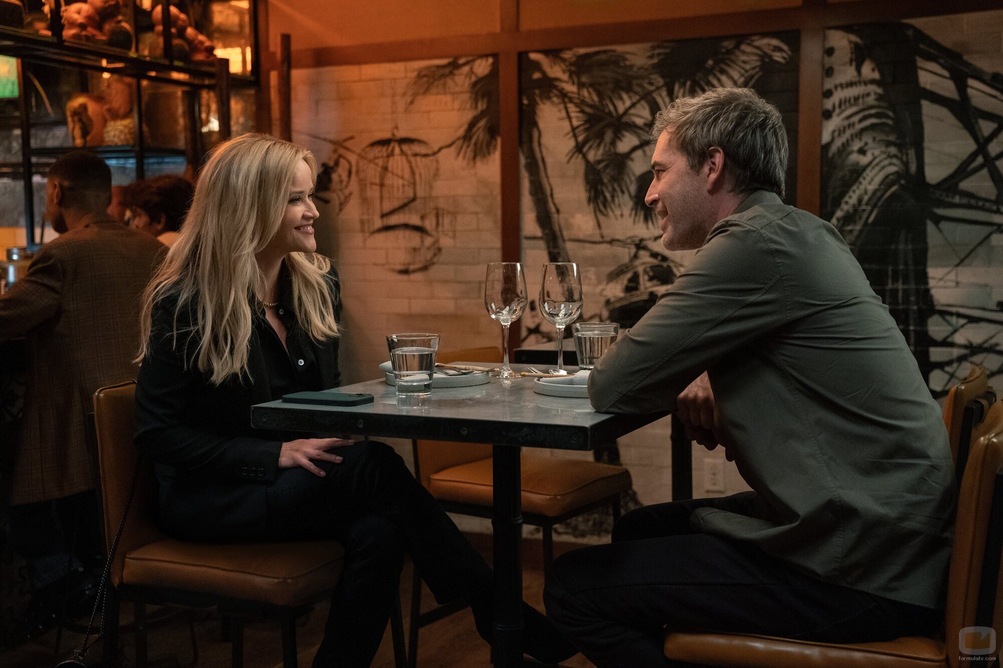 Reese Witherspoon y Mark Duplass en el 4x02 de 'The Morning Show'