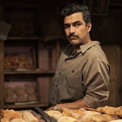 Alfonso Herrera en el 1x01 de 'Las muertas'