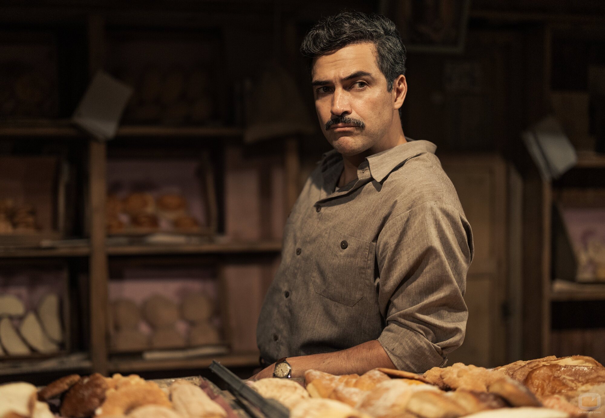 Alfonso Herrera en el 1x01 de 'Las muertas'