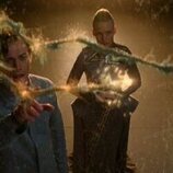 Laura Birn y Cassian Bilton en Capítulo 1 titulado 'Una canción por el fin de todo' de 'Fundación'