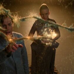 Laura Birn y Cassian Bilton en Capítulo 1 titulado 'Una canción por el fin de todo' de 'Fundación'