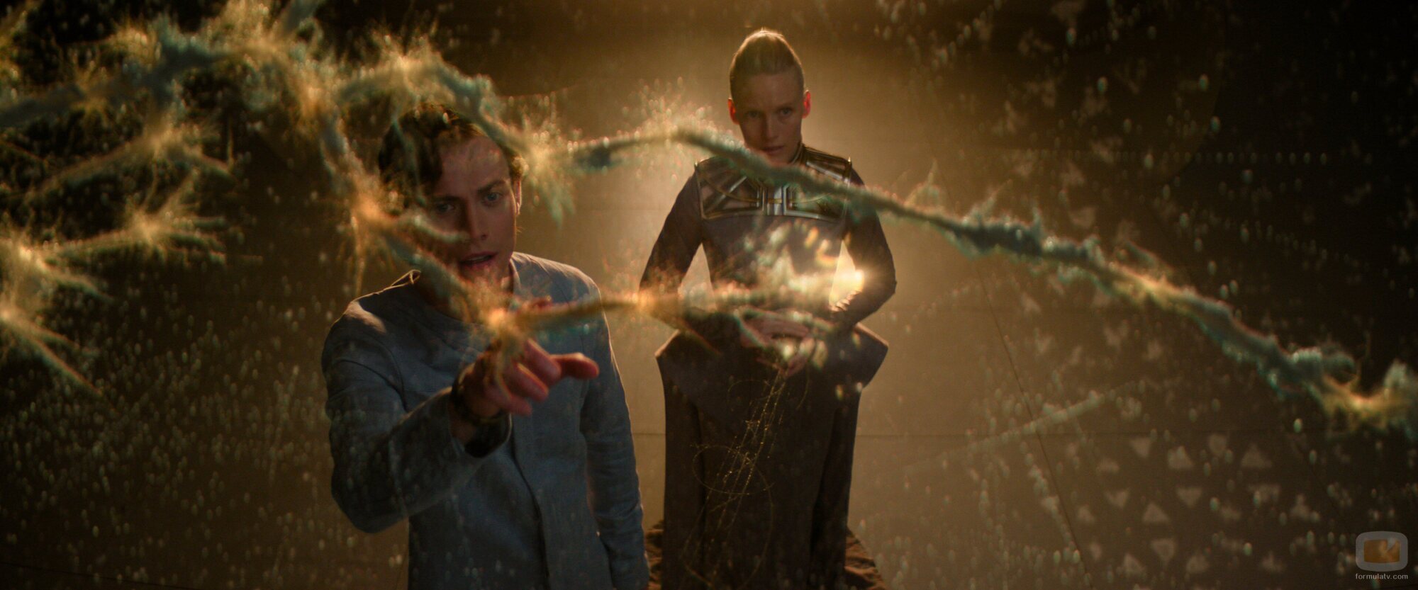 Laura Birn y Cassian Bilton en Capítulo 1 titulado 'Una canción por el fin de todo' de 'Fundación'