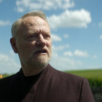 Jared Harris en 'Una canción por el fin de todo' de 'Fundación'
