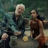 Jared Harris y Lou Llobell en 'Sombras en los cálculos' de 'Foundation'