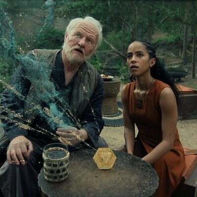 Jared Harris y Lou Llobell en 'Sombras en los cálculos' de 'Foundation'