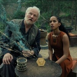 Jared Harris y Lou Llobell en 'Sombras en los cálculos' de 'Foundation'