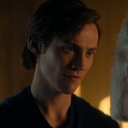 Cassian Bilton en 3x02 'Sombras en los cálculos' de 'Fundación'