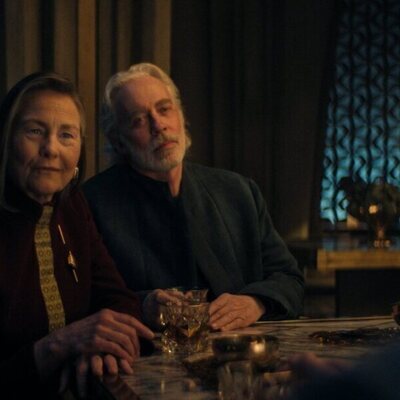 Terrence Mann y Cherry Jones en la temporada 3 y el capítulo 02 de 'Fundación'