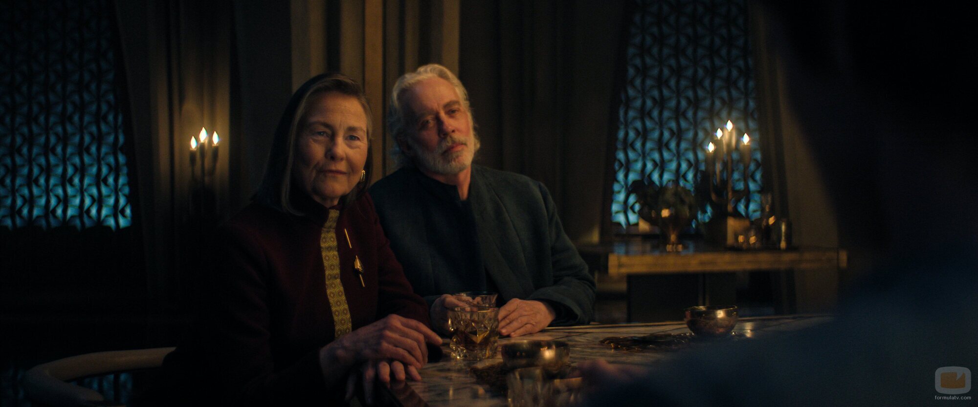 Terrence Mann y Cherry Jones en la temporada 3 y el capítulo 02 de 'Fundación'