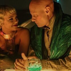 Synnove Karlsen y Tómas Lemarquis en 3x03 'Cuando un libro te encuentra' de 'Fundación'