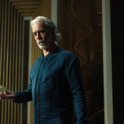 Terrence Mann en 3x04 titulado 'La fuerza de su mirada' de 'Fundación'