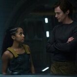 Lou Llobell y Cassian Bilton en el 3x05 de 'Fundación'