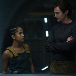 Lou Llobell y Cassian Bilton en el 3x05 de 'Fundación'