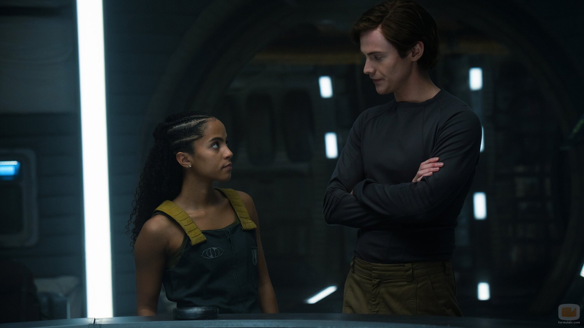 Lou Llobell y Cassian Bilton en el 3x05 de 'Fundación'