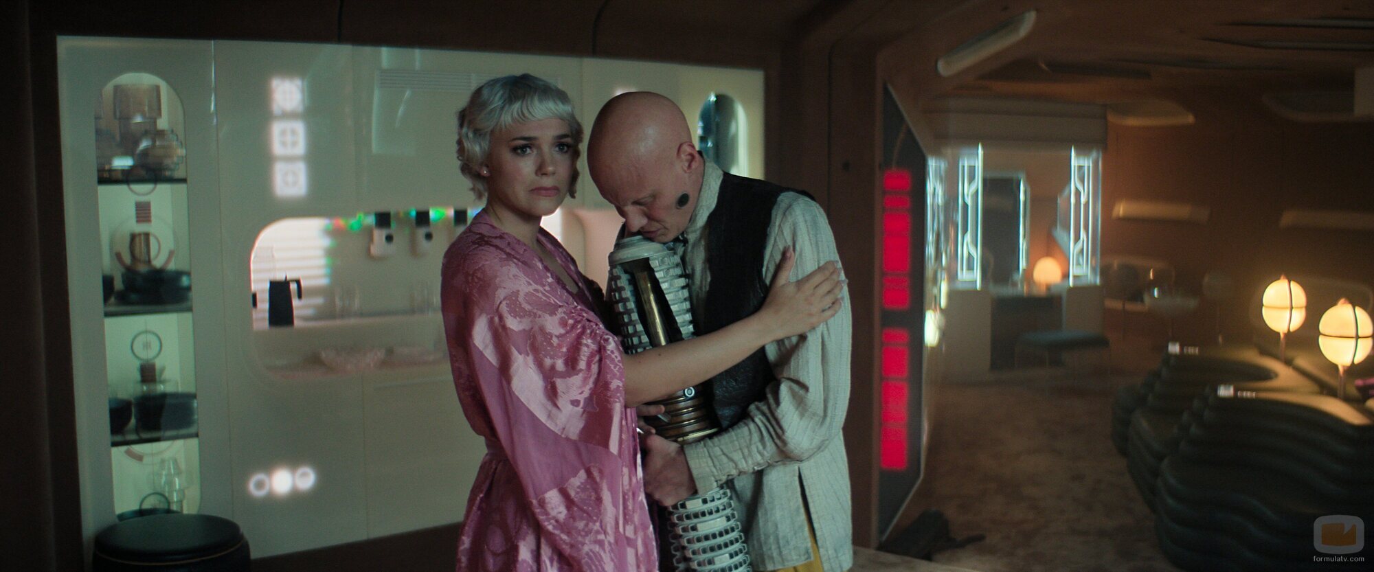 Synnove Karlsen y Tómas Lemarquis en 3x05 titulado 'Donde los tiranos pasan la eternidad' de 'Fundación'