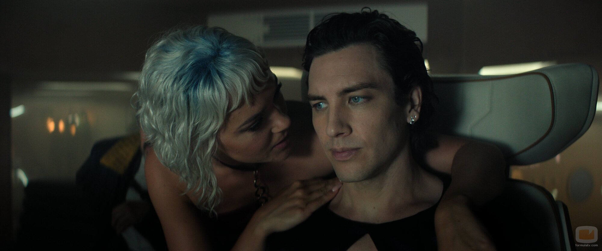 Foto de Cody Fern y Synnove Karlsen en el 3x06 de 'Foundation'