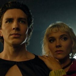 Cody Fern y Synnove Karlsen en 3x06 'La forma del tiempo' de 'Fundación'